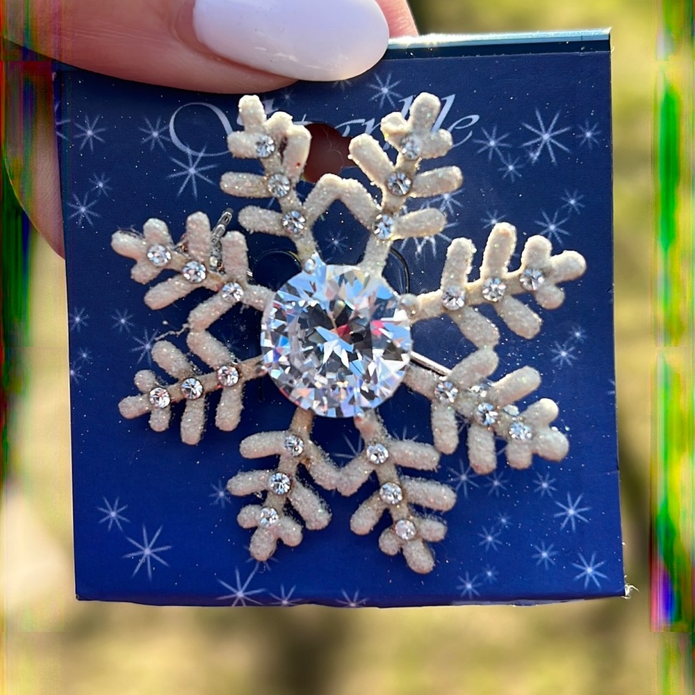 New Crystal ❄️ Snowflake Crystal Pin with large Crystal Center Stone.